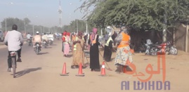 Des femmes balaient la rue à N'Djamena. © Djibrine Haïdar/Alwihda Info Des femmes balaient la rue à N'Djamena. © Djibrine Haïdar/Alwihda Info