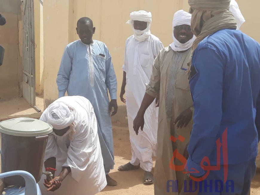 Tchad - Covid-19 : Imams, chefs de quartiers, la sensibilisation s’intensifie à Abéché. © Abba Issa/Alwihda Info Tchad - Covid-19 : Imams, chefs de quartiers, la sensibilisation s’intensifie à Abéché. © Abba Issa/Alwihda Info