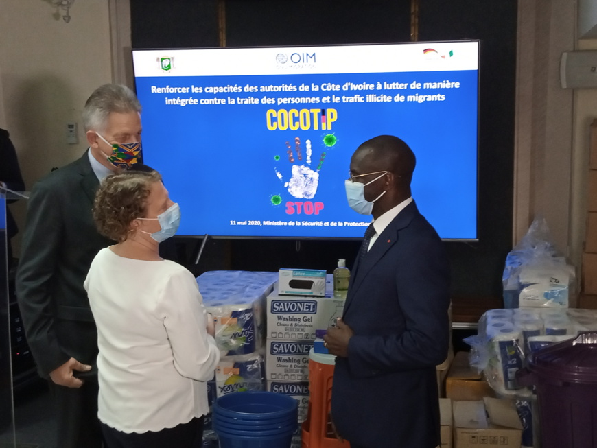 Côte d’Ivoire/Gestion du Covid-19 aux points d'entrée : L’OIM fait don d’équipements sanitaires aux agents des postes frontaliers terrestres Côte d’Ivoire/Gestion du Covid-19 aux points d'entrée : L’OIM fait don d’équipements sanitaires aux agents des postes frontaliers terrestres