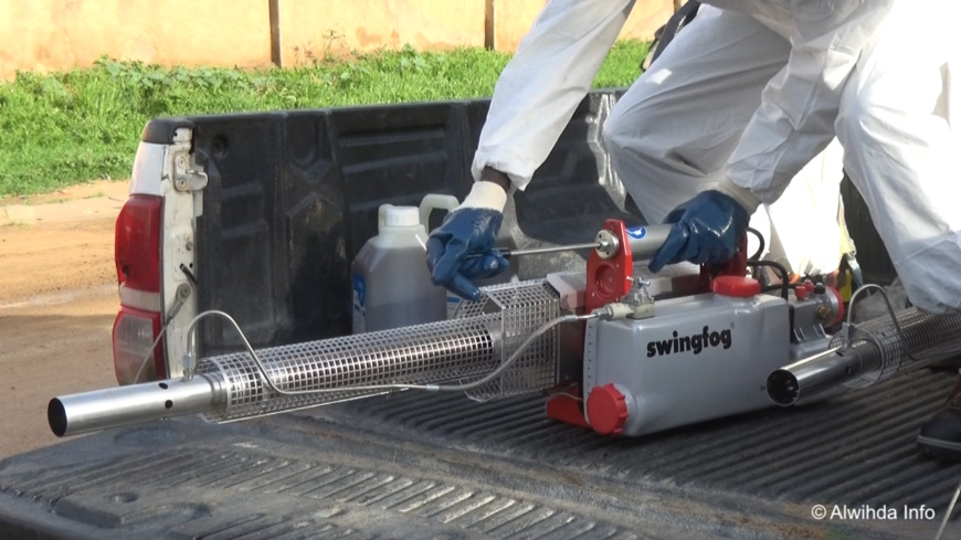 Des agents de la mairie procèdent à une pulvérisation à N'Djamena. Illustration. © Alwihda Info Des agents de la mairie procèdent à une pulvérisation à N'Djamena. Illustration. © Alwihda Info