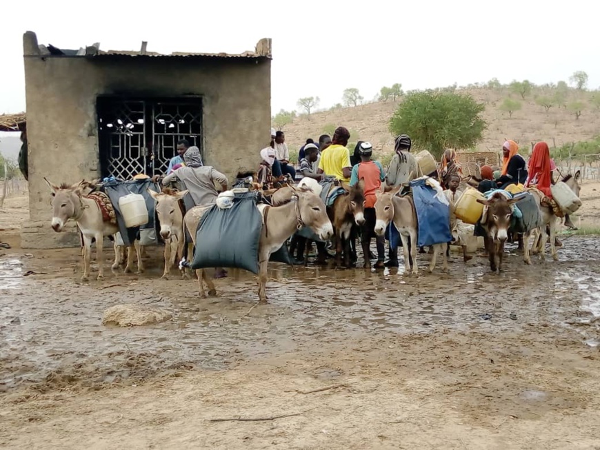 Des familles à la recherche d'eau à Gaz Beida, au Sila. © Mahamat Issa Gadaya/Alwihda Info