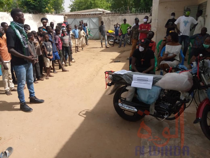 Tchad : une moto neuve offerte au jeune héros Djessadjim Innocent. © Kelvin Djetoyo/Alwihda Info Tchad : une moto neuve offerte au jeune héros Djessadjim Innocent. © Kelvin Djetoyo/Alwihda Info