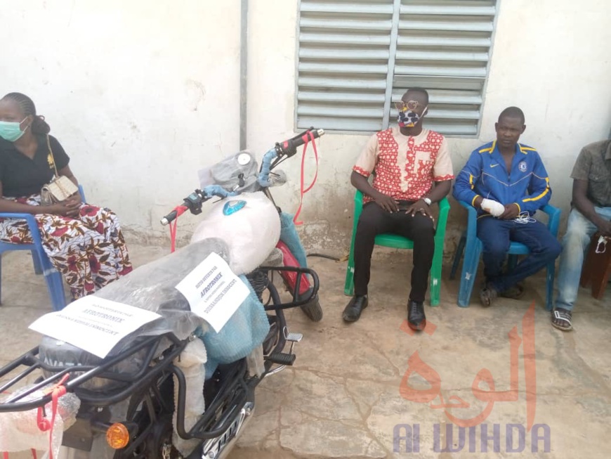 Tchad : une moto neuve offerte au jeune héros Djessadjim Innocent. © Kelvin Djetoyo/Alwihda Info