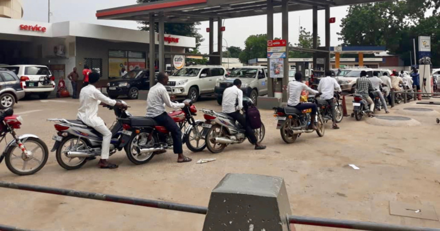 Une file d'attente devant une station service de N'Djamena. Illustration. F.D/Alwihda Info Une file d'attente devant une station service de N'Djamena. Illustration. F.D/Alwihda Info