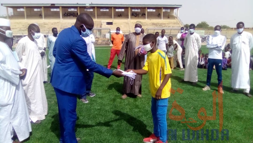 Tchad : des ballons et cache-nez offerts à 15 écoles de foot d'Abéché. © Abba Issa/Alwihda Info