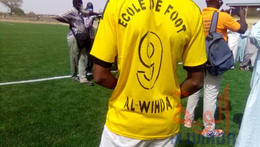 Tchad : des ballons et cache-nez offerts à 15 écoles de foot d'Abéché. © Abba Issa/Alwihda Info Tchad : des ballons et cache-nez offerts à 15 écoles de foot d'Abéché. © Abba Issa/Alwihda Info
