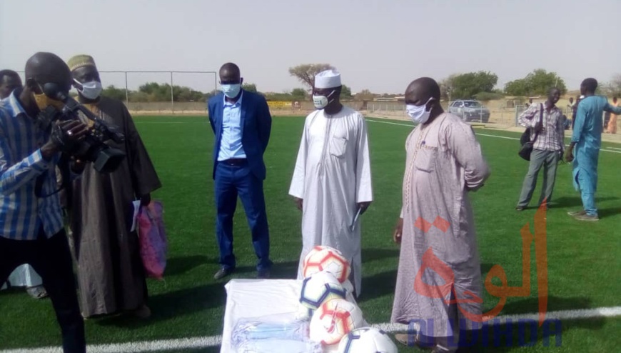 Tchad : des ballons et cache-nez offerts à 15 écoles de foot d'Abéché. © Abba Issa/Alwihda Info Tchad : des ballons et cache-nez offerts à 15 écoles de foot d'Abéché. © Abba Issa/Alwihda Info