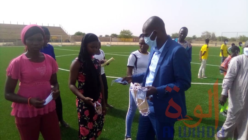 Tchad : des ballons et cache-nez offerts à 15 écoles de foot d'Abéché. © Abba Issa/Alwihda Info Tchad : des ballons et cache-nez offerts à 15 écoles de foot d'Abéché. © Abba Issa/Alwihda Info