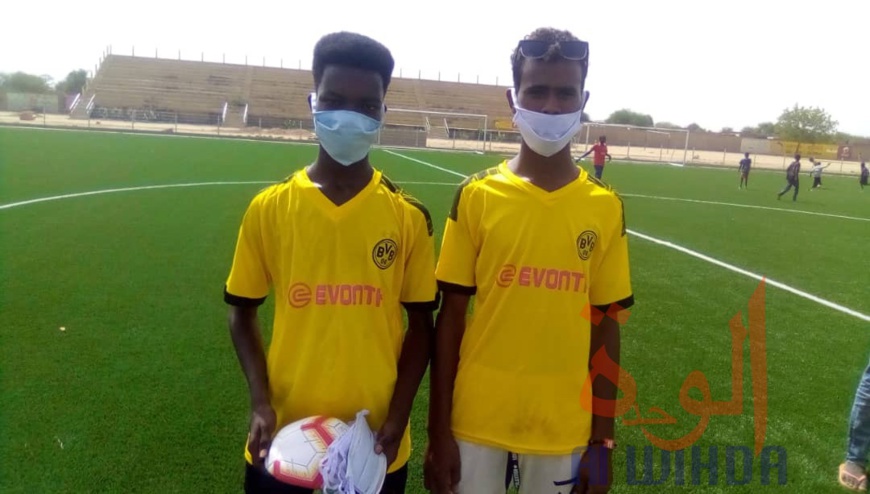 Tchad : des ballons et cache-nez offerts à 15 écoles de foot d'Abéché. © Abba Issa/Alwihda Info Tchad : des ballons et cache-nez offerts à 15 écoles de foot d'Abéché. © Abba Issa/Alwihda Info