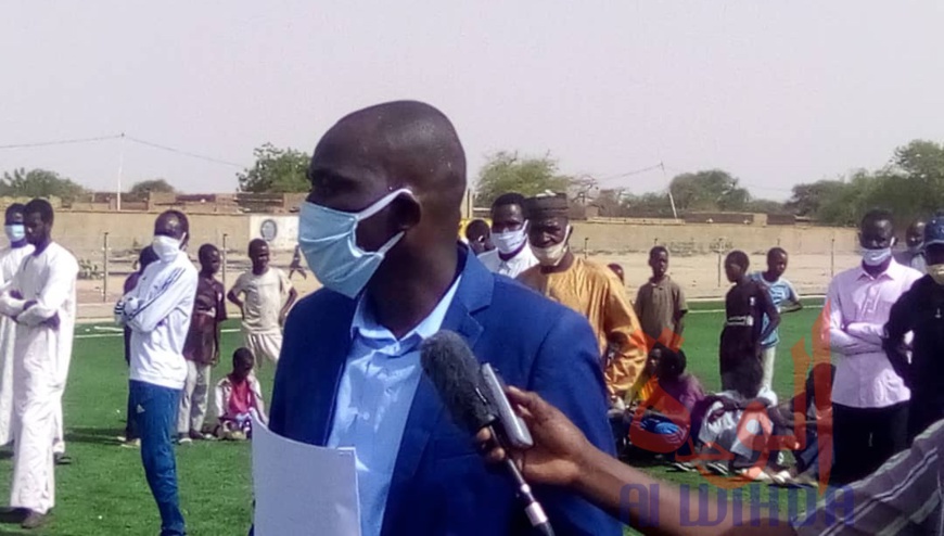 Tchad : des ballons et cache-nez offerts à 15 écoles de foot d'Abéché. © Abba Issa/Alwihda Info Tchad : des ballons et cache-nez offerts à 15 écoles de foot d'Abéché. © Abba Issa/Alwihda Info