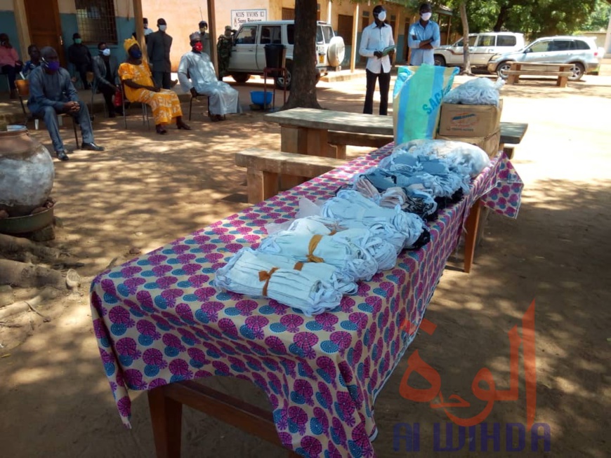 Tchad - Covid-19 : à Moundou, le gouverneur remet des dons de kits sanitaires aux églises. © Golmem Ali/Alwihda Info