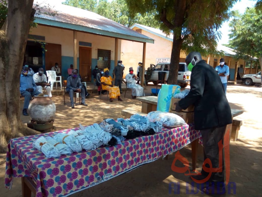 Tchad - Covid-19 : à Moundou, le gouverneur remet des dons de kits sanitaires aux églises. © Golmem Ali/Alwihda Info Tchad - Covid-19 : à Moundou, le gouverneur remet des dons de kits sanitaires aux églises. © Golmem Ali/Alwihda Info