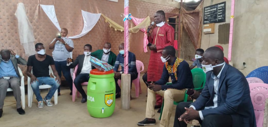 Tchad - Covid-19 : des jeunes d'Ardep Djoumal offrent des cache-nez et kits d'hygiène à N'Djamena Tchad - Covid-19 : des jeunes d'Ardep Djoumal offrent des cache-nez et kits d'hygiène à N'Djamena