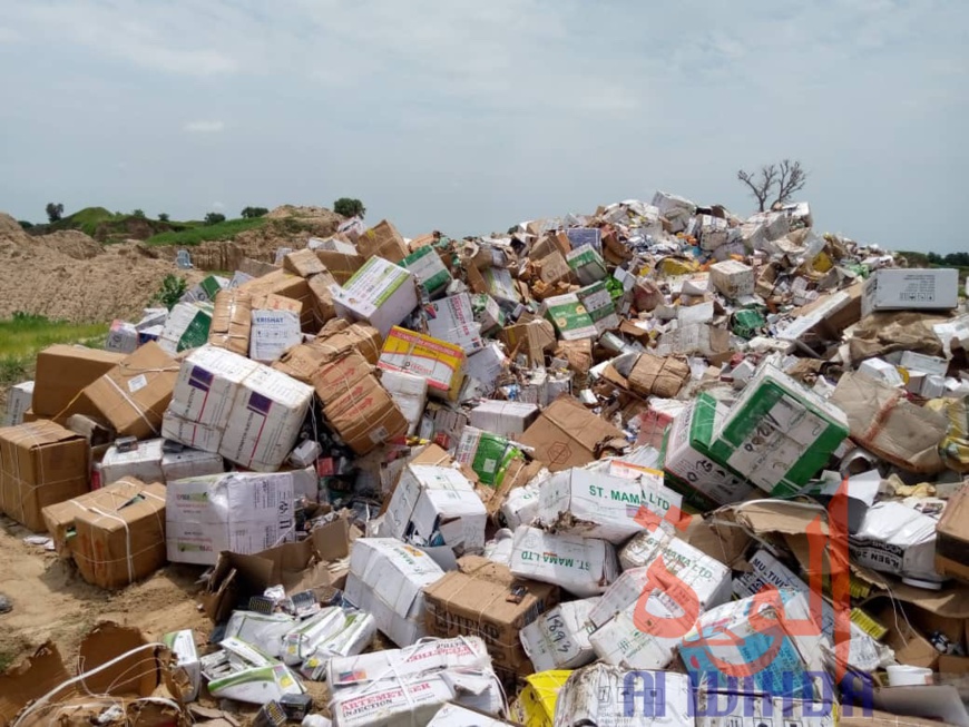 Tchad : incinération d'importantes quantités de produits illicites ou frauduleux Tchad : incinération d'importantes quantités de produits illicites ou frauduleux