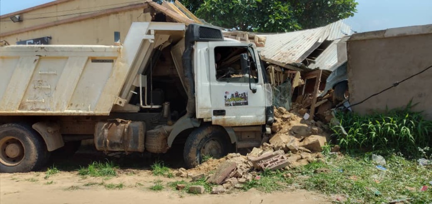 Tchad : une benne s'encastre dans une concession à N'Djamena. © Malick Mahamat/Alwihda Info Tchad : une benne s'encastre dans une concession à N'Djamena. © Malick Mahamat/Alwihda Info