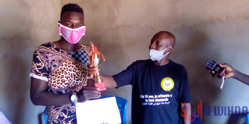 Tchad : le meilleur gardien du championnat national de football, Bouba Sanda, récompensé. © Foka Mapagne/Alwihda Info Tchad : le meilleur gardien du championnat national de football, Bouba Sanda, récompensé. © Foka Mapagne/Alwihda Info