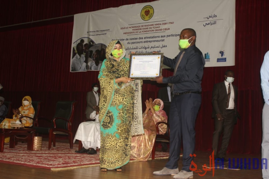 Tchad : la Première Dame honore une promotion de 1000 jeunes formés en entrepreneuriat