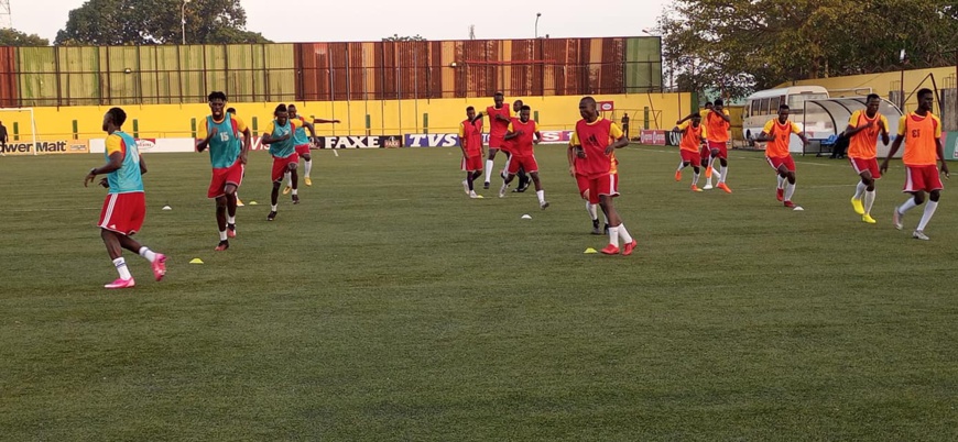 Les joueurs des SAO du Tchad s'entrainent à Conakry. © FTFA