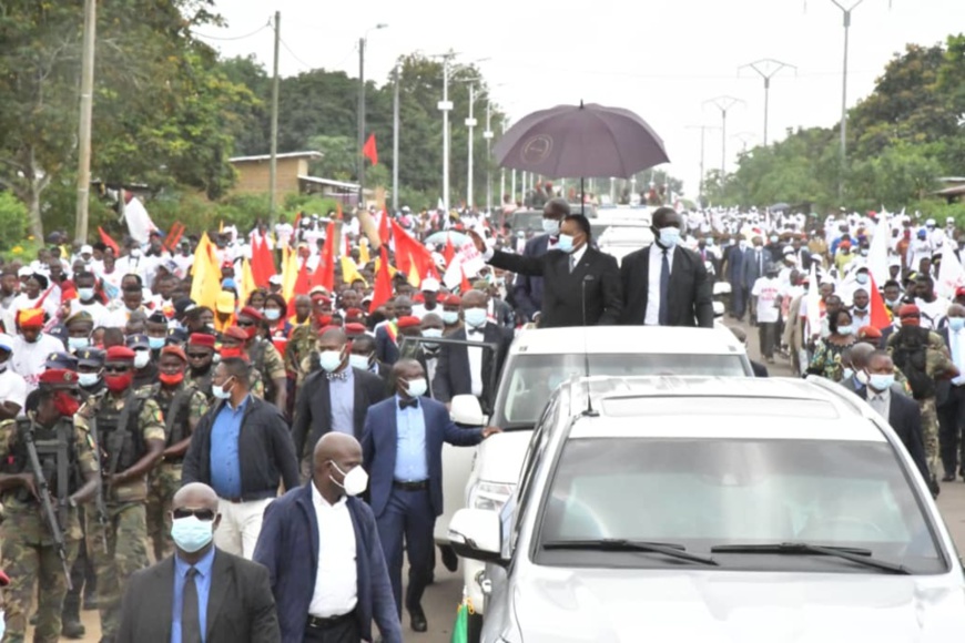 La foule en liesse saluant le cortège présidentiel à Djambala La foule en liesse saluant le cortège présidentiel à Djambala