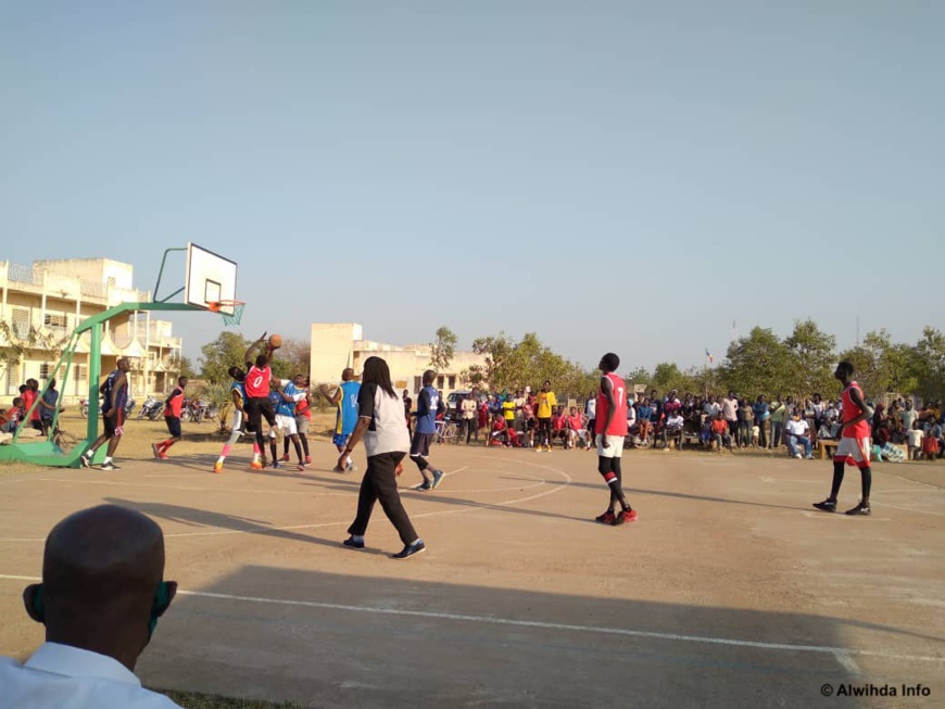 Tchad : l'antenne de l'ONAJES du Logone Occidental remet du matériel sportif aux jeunes Tchad : l'antenne de l'ONAJES du Logone Occidental remet du matériel sportif aux jeunes