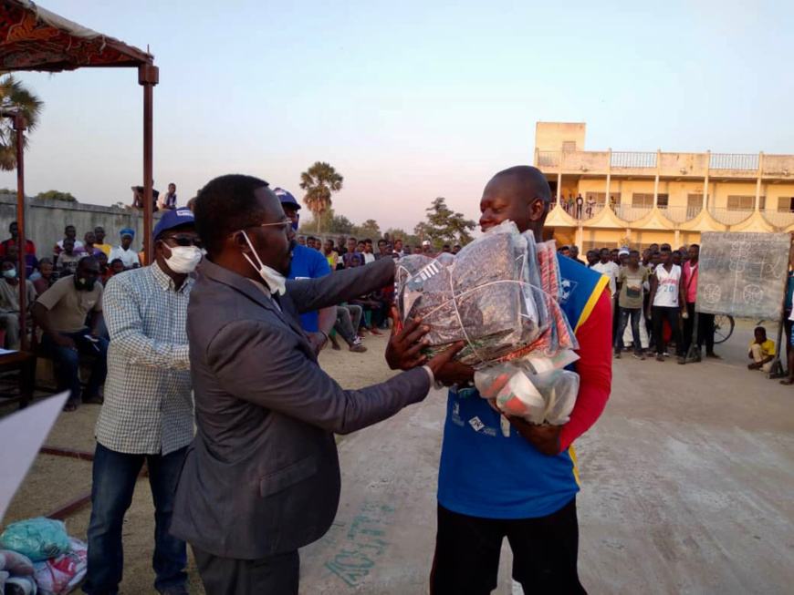 Tchad : l'antenne de l'ONAJES du Logone Occidental remet du matériel sportif aux jeunes Tchad : l'antenne de l'ONAJES du Logone Occidental remet du matériel sportif aux jeunes