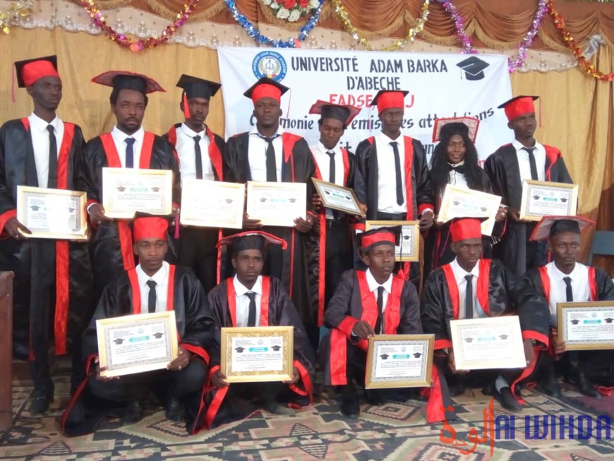 Tchad : 29 étudiants en droit public reçoivent leur parchemin à Abéché Tchad : 29 étudiants en droit public reçoivent leur parchemin à Abéché