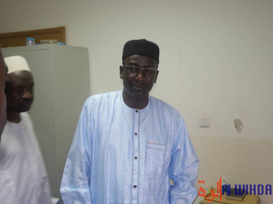 Tchad : le ministre des Mines et de la Géologie au contact du personnel administratif Tchad : le ministre des Mines et de la Géologie au contact du personnel administratif