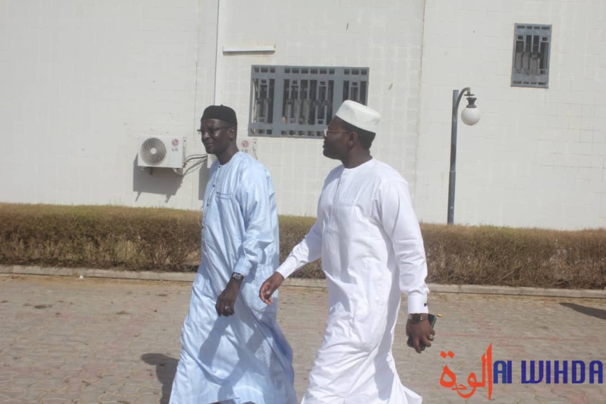 Tchad : le ministre des Mines et de la Géologie au contact du personnel administratif Tchad : le ministre des Mines et de la Géologie au contact du personnel administratif