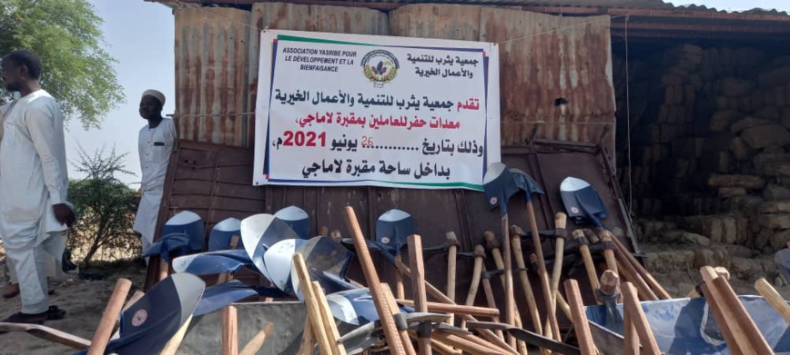 Tchad : les fossoyeurs du cimetière de Lamadji reçoivent un don de matériels