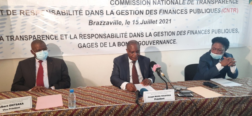 Le présidium du CNTR, au cours de la session inaugurale. Le présidium du CNTR, au cours de la session inaugurale.