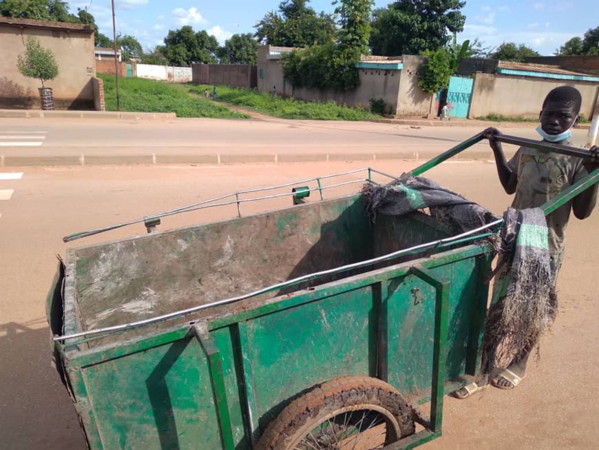 Tchad : Olivier, 15 ans, subvient à ses besoins en ramassant les ordures. © Golmem Ali/Alwihda Info Tchad : Olivier, 15 ans, subvient à ses besoins en ramassant les ordures. © Golmem Ali/Alwihda Info