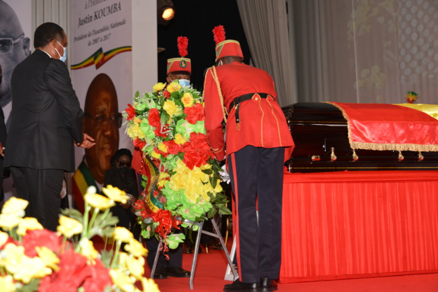 Recueillement de Denis Sassou N'Guesso sur la dépouille de Justin Koumba Recueillement de Denis Sassou N'Guesso sur la dépouille de Justin Koumba