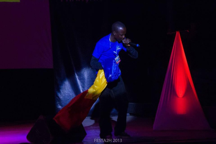 Le célèbre slameur Croquemort sur scène. Crédit photo : S/ Le célèbre slameur Croquemort sur scène. Crédit photo : S/