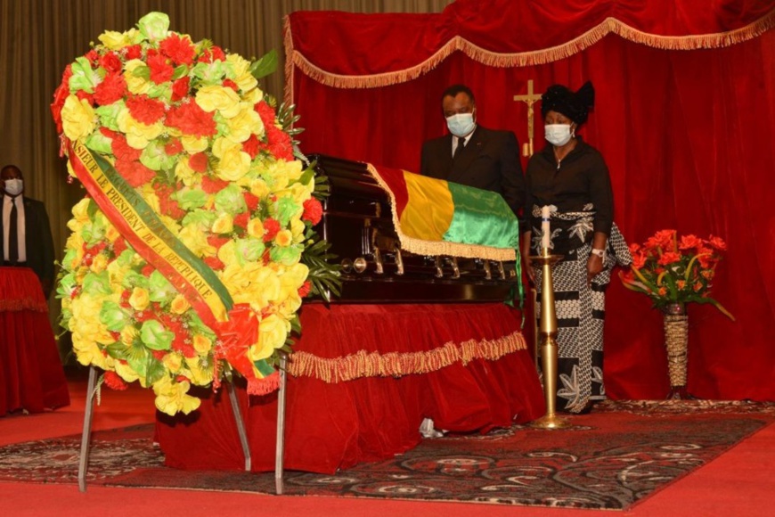 Le couple présidentiel se recueillant sur la dépouille de Justin Lekoundzou