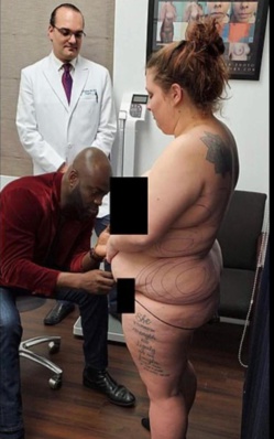 Dr Michael K. Obeng en consultation d'une patiente