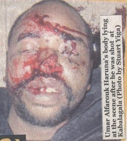 Le corps du tchadien Oumar Alfarouck, abattu par la police ougandaise. Crédit photo : Stuart Yiga. Le corps du tchadien Oumar Alfarouck, abattu par la police ougandaise. Crédit photo : Stuart Yiga.