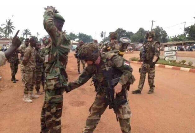 Un homme de l'ex-Séléka fouillé par un militaire français.