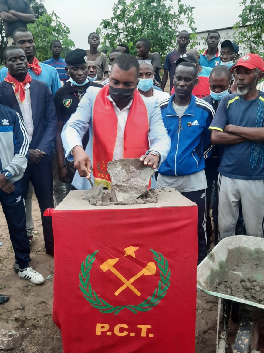 M. Alain Rodriguez Yilali posant la première pierre du siège du PCT