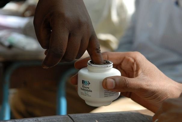 Un soldat tchadien trempe son doigt dans l'encre après avoir voté par anticipation aux élections locales, à N'Djamena le 21 janvier 2012 afp.com/Xavier Bourgois
