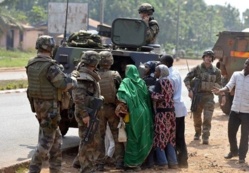 L’armée française et des musulmans tchadiens, à Bangui, le 28 décembre. MIGUEL MEDINA / AFP L’armée française et des musulmans tchadiens, à Bangui, le 28 décembre. MIGUEL MEDINA / AFP