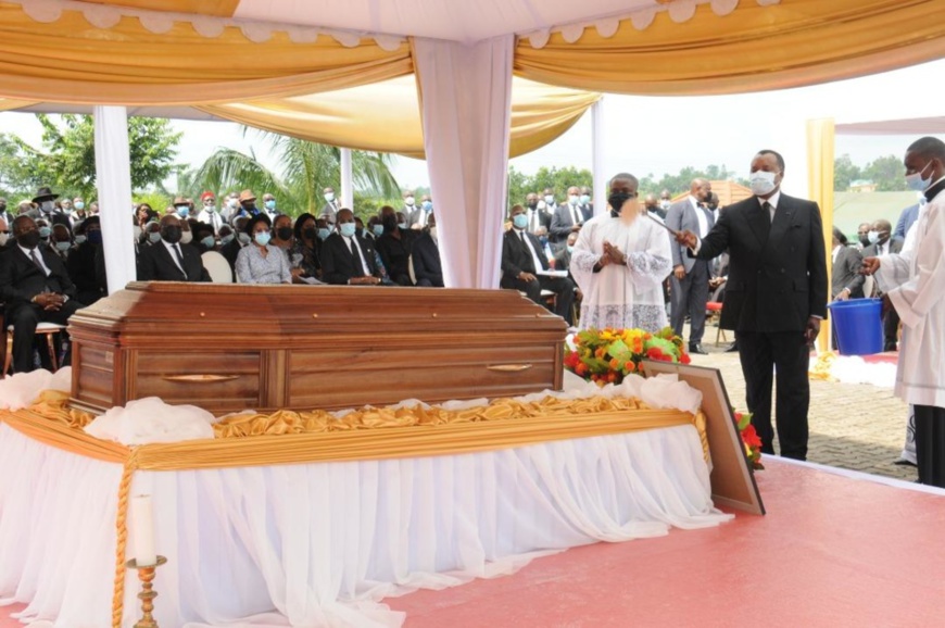 Sassou N'Guesso se recueillant sur la dépouille de Clément Mouamba
