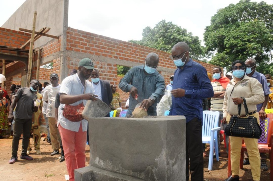 Arcene Niamba posant la première pierre Arcene Niamba posant la première pierre