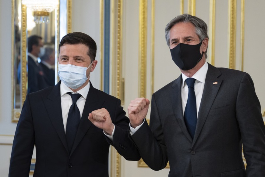 Le président ukrainien Volodymyr Zelensky (G) rencontre le secrétaire d'État américain en visite, Antony Blinken, à Kiev, capitale de l'Ukraine, le 6 mai 2021. (Bureau présidentiel ukrainien/Handout via Xinhua)