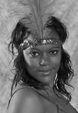 Théâtre : La comédienne Grace Youlou brille sur scène à Paris Théâtre : La comédienne Grace Youlou brille sur scène à Paris