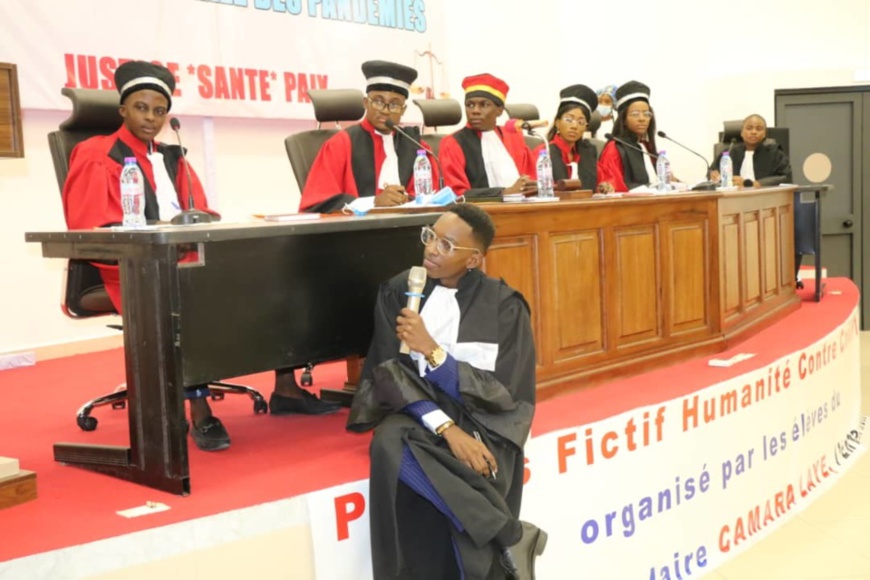 Présidium de la Cour Internationale des Pandémies, au cours du procès fictif