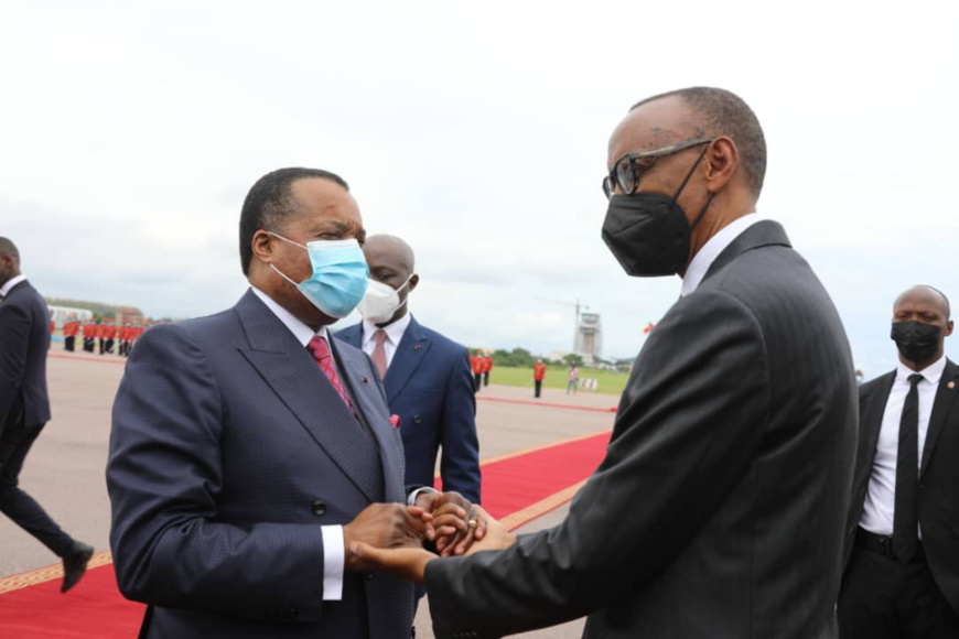 Poignée de mains entre Sassou N'Guesso et Paul Kagamé à l'aéroport international Maya-Maya Poignée de mains entre Sassou N'Guesso et Paul Kagamé à l'aéroport international Maya-Maya