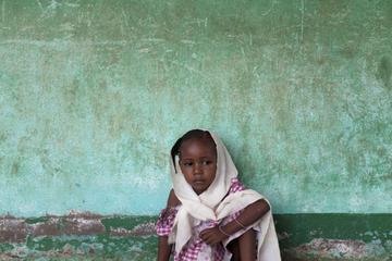 Jeune musulmane ayant trouvé refuge dans une école coranique à Bangui. Selon l'Onu, moins d'un millier de musulmans sur les 100.000 qui y vivaient, résident encore dans la capitale centrafricaine en raison des violences commises par les milices chrétiennes. /Photo prise le 24 février 2014/REUTERS/Camille Lepage