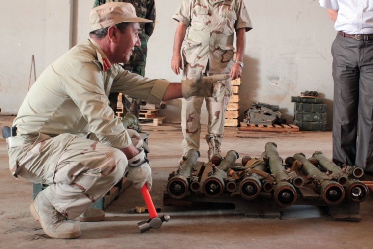 Un militaire libyen neutralise des missiles SA-7. PHOTO ARCHIVES AFP