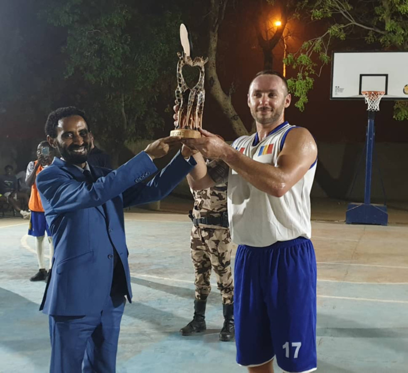 Tchad : un match de basket de fraternité avec les joueurs de la force Barkhane Tchad : un match de basket de fraternité avec les joueurs de la force Barkhane