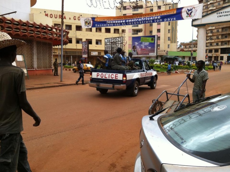 Un musulman échappe de justesse au lynchage, sauvé par des gendarmes. Crédit photo : Diaspora Media Un musulman échappe de justesse au lynchage, sauvé par des gendarmes. Crédit photo : Diaspora Media